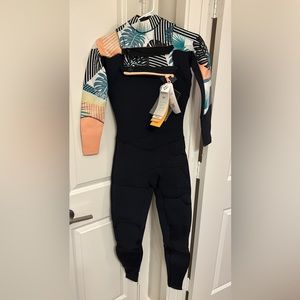 Roxy 3/2 size 6 Woman’s front zip wetsuit